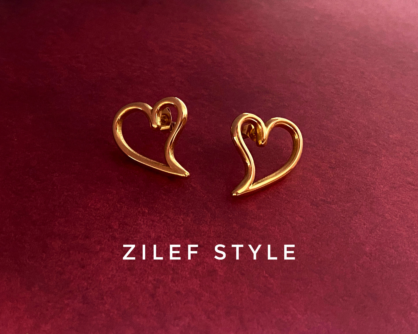 Pendientes Querer con forma de corazón, diseño elaborado en acero con baño de oro de 18K.