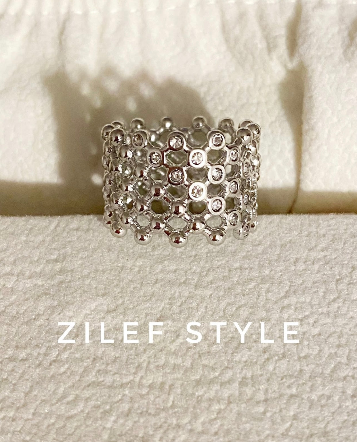 Anillo de red con detalles de circonitas por delante. Es un anillo que añade sofisticación y un estilo vanguardista.
Acero y Circonitas. Talla 7