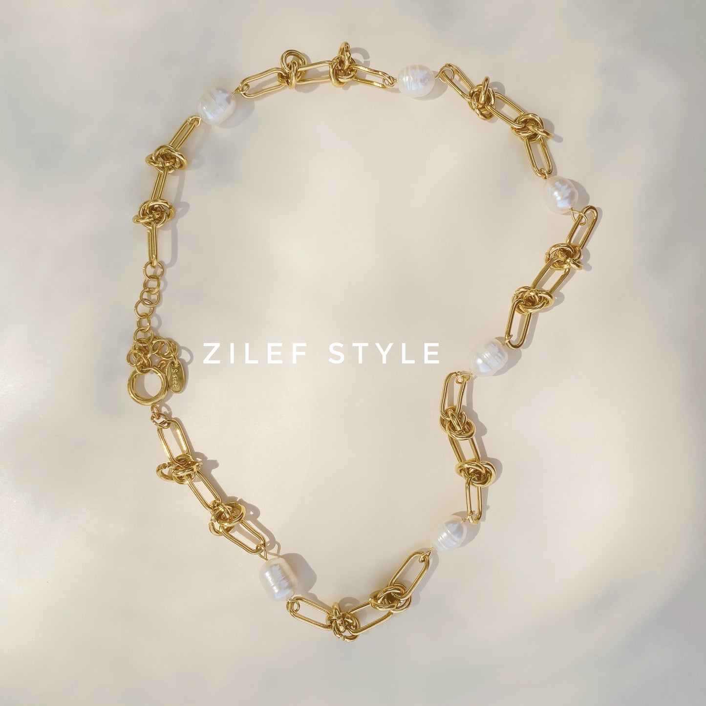 Collar de acero con baño de oro de 18K y Perlas.