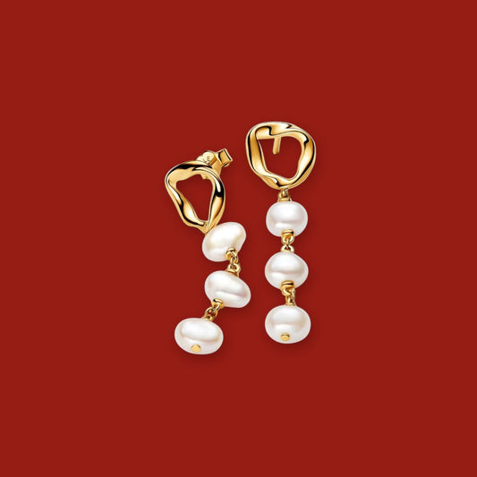 Pendientes largos de Perlas con baño de oro de 18K.